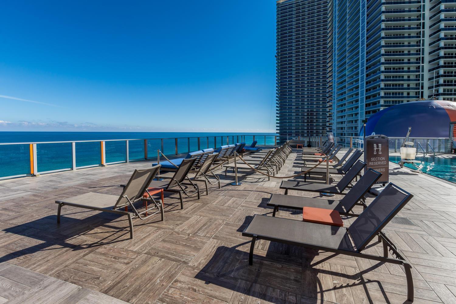 Wake Up To The Sound Of Waves In A Stylish Condo In A Luxury Resort Холивуд Екстериор снимка