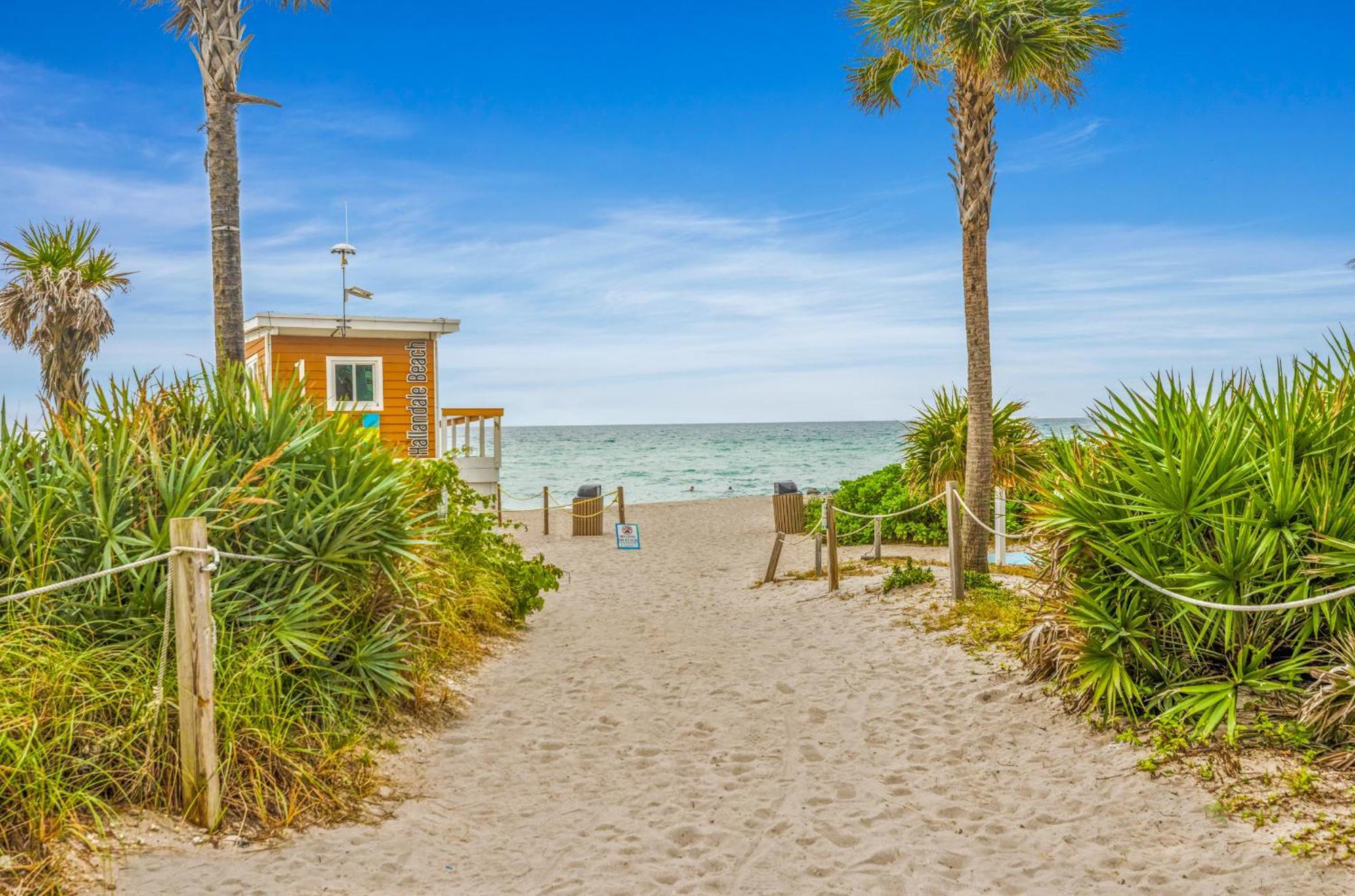 Wake Up To The Sound Of Waves In A Stylish Condo In A Luxury Resort Холивуд Екстериор снимка