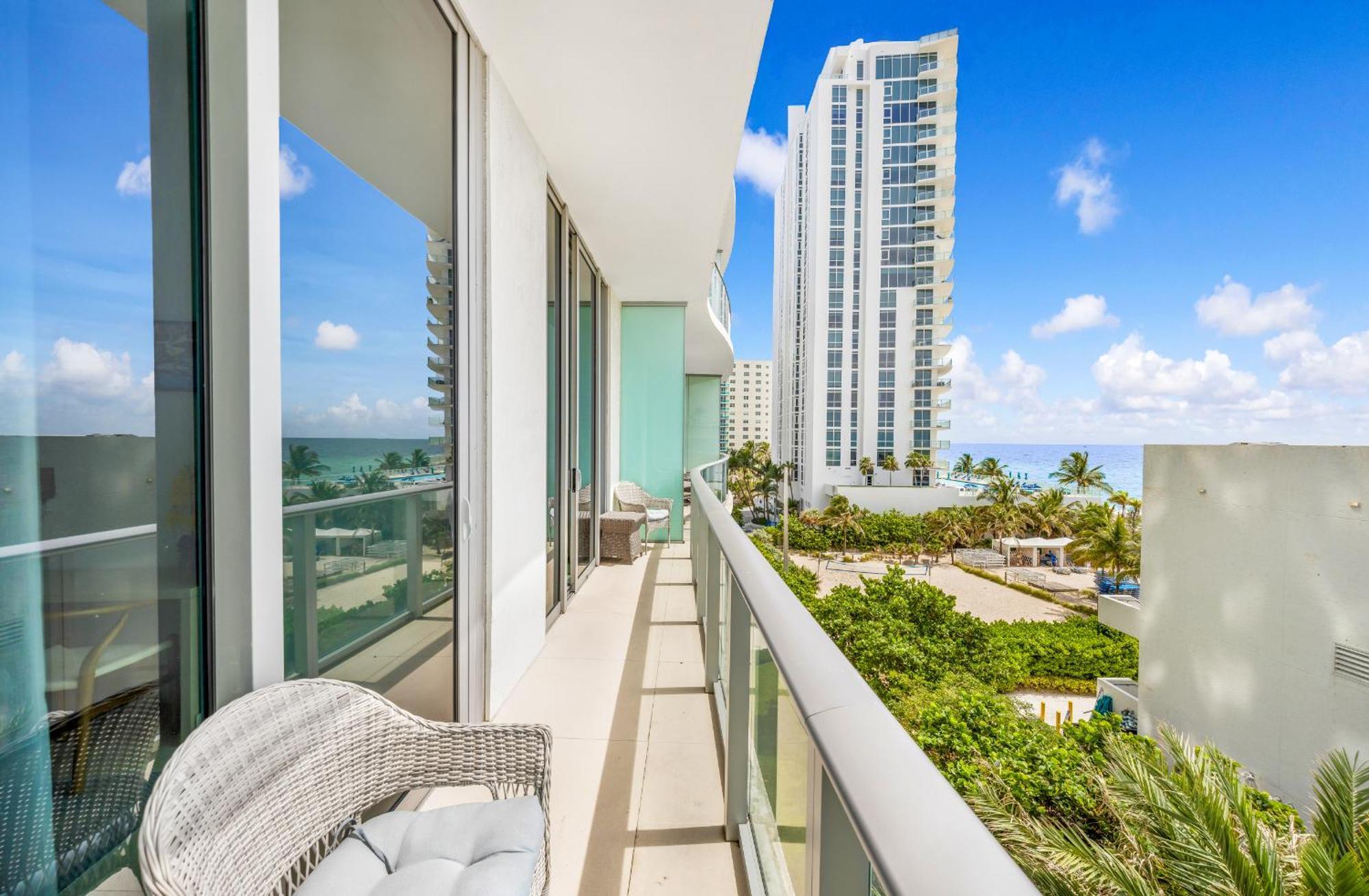 Wake Up To The Sound Of Waves In A Stylish Condo In A Luxury Resort Холивуд Екстериор снимка