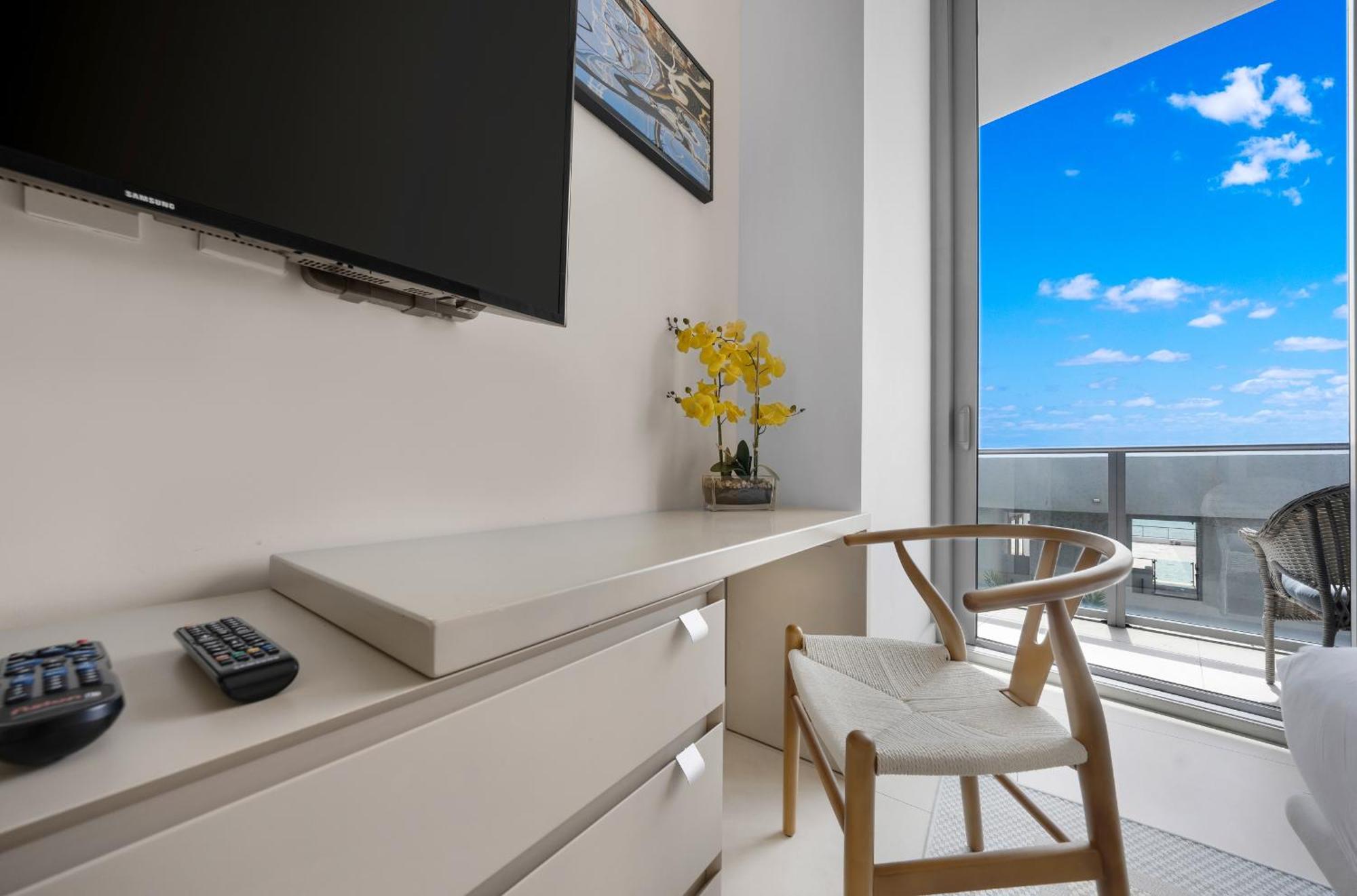 Wake Up To The Sound Of Waves In A Stylish Condo In A Luxury Resort Холивуд Екстериор снимка